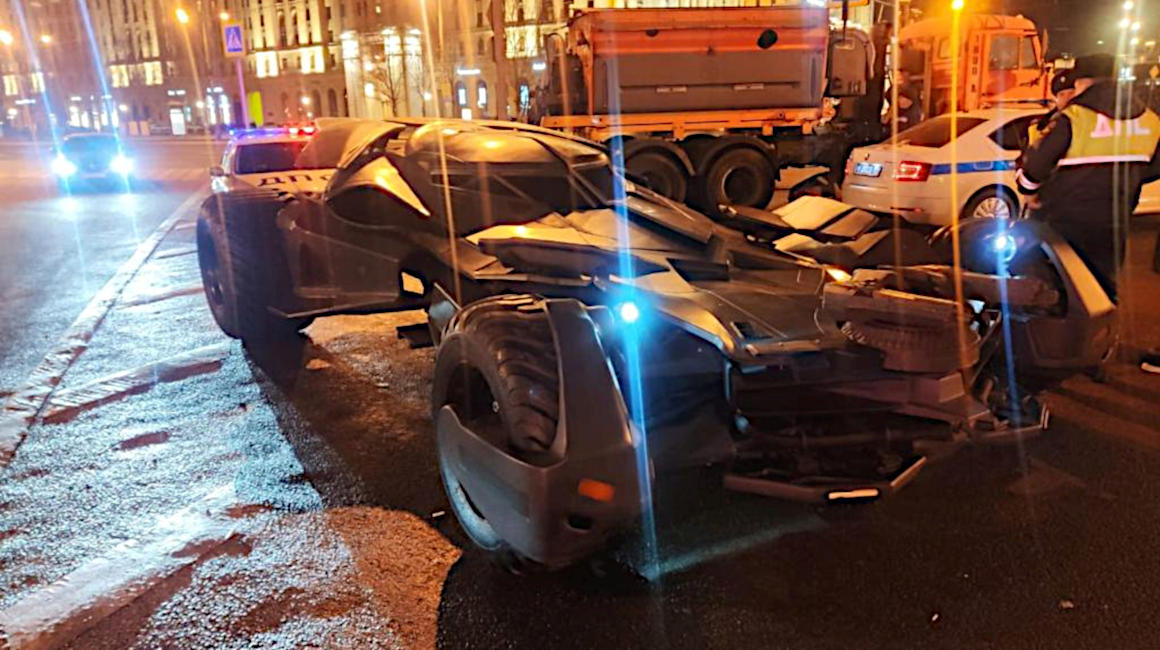 Un vehículo réplica de la versión del batimóvil usado en la película 'Batman v Superman' fue detenido en Rusia por ser conducido sin permiso.
