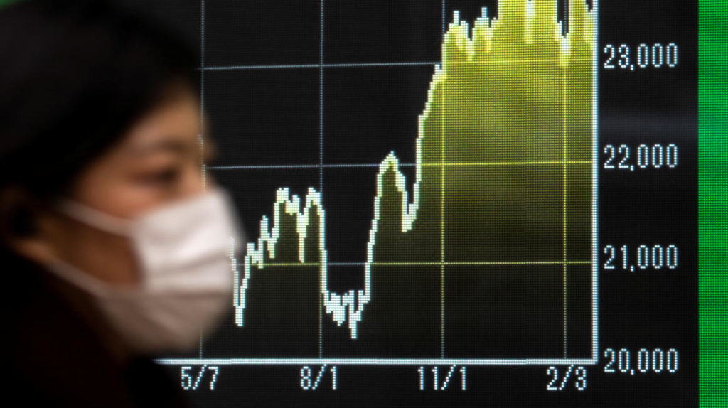 Petróleo cae a su menor nivel en un año y riesgo país sube de nuevo