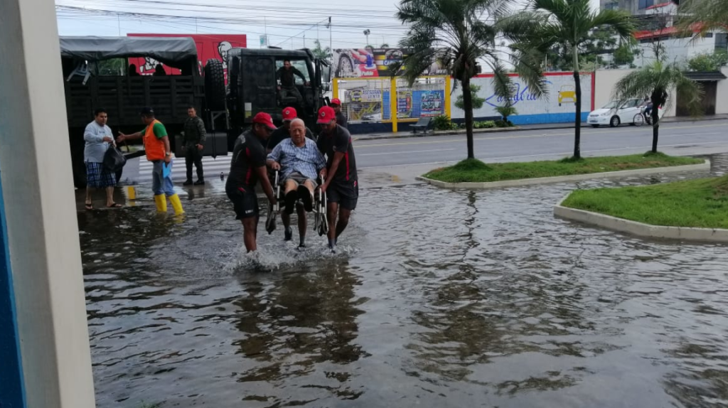 Tres cantones de la Costa en emergencia debido a las inundaciones