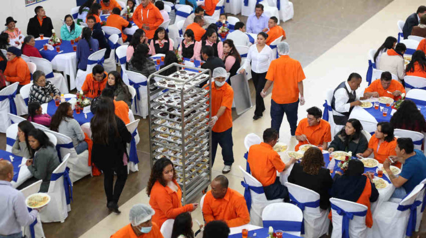 Imagen referencial de una comida especial en la Cárcel de Latacunga, en 2015, por la graduación de bachillerato de personas detenidas.