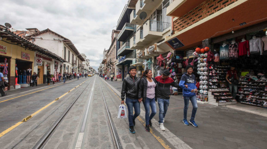 Los comercios de calles como la Mariscal Lamar, han sido afectados por casi siete años de obras del tranvía de Cuenca.