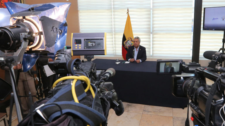 Imagen referencial: el presidente Lenín Moreno conversa con los medios de comunicación en la sala protocolar del aeropuerto de Quito el 11 de febrero de 2020, antes de su viaje a Washington.