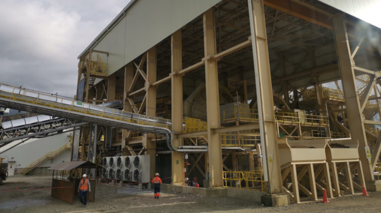 La compañía minera canadiense Lundin Gold inició en noviembre de 2019 la producción de oro en la mina subterránea Fruta del Norte, con una inversión de alrededor de USD 1.000 millones.