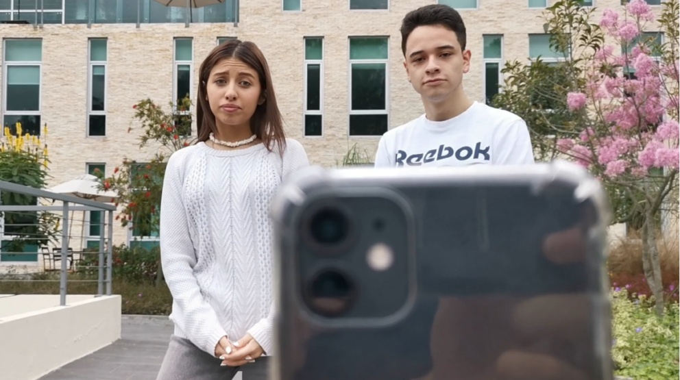 Melissa Endara y Juan Manuel Suquilanda grabando un video para Tik Tok.
