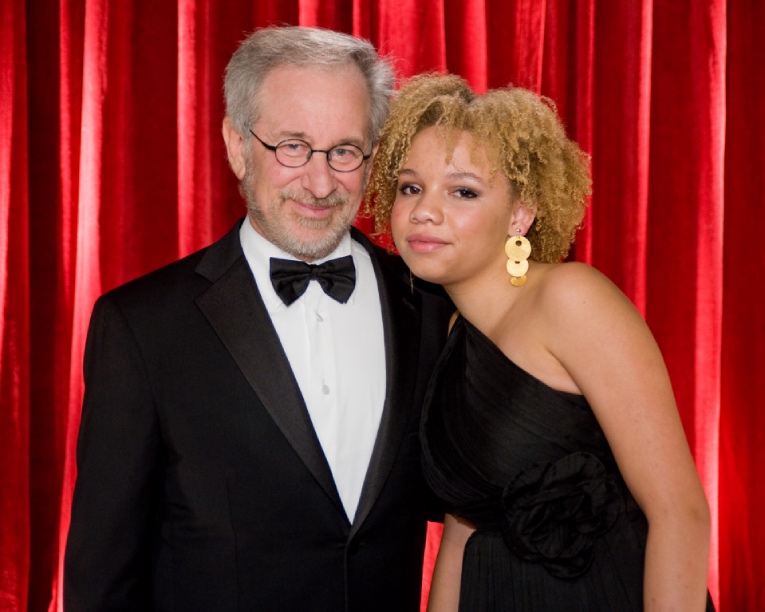 Steven Spielberg y su hija Mikaela tienen una relación cercana, de acuerdo a la hija.