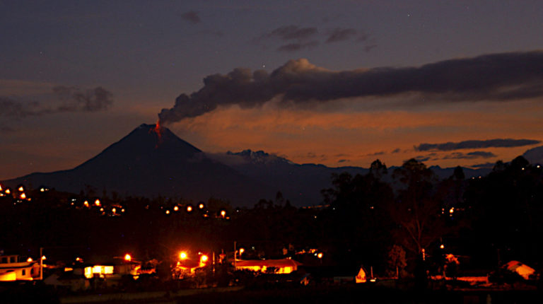 El volcán Tungurahua emitiendo ceniza y gases. La foto fue tomada el 11 de octubre de 2015.