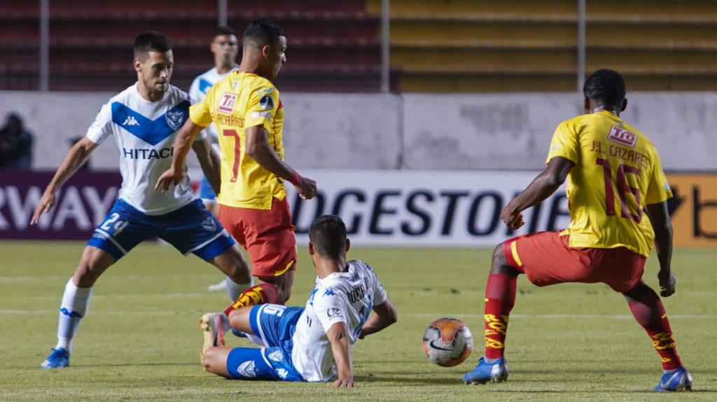 Aucas queda eliminado por Vélez en el último minuto del partido