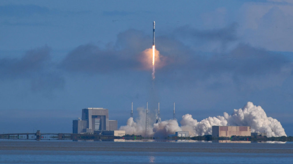 SpaceX pone en órbita otros 60 satélites para crear red de internet espacial
