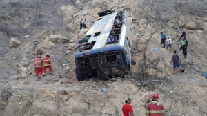 Un bus con hinchas de Barcelona se accidentó en Máncora, Perú.