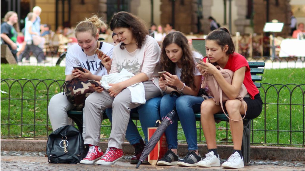 “No los dejemos solos con un celular”: mamá de víctima del rompecráneos