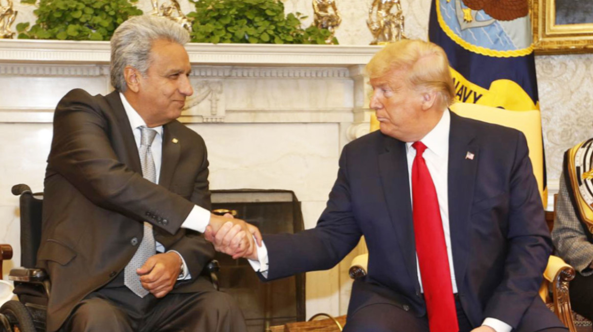 El presidente Lenín Moreno y su homólogo Donald Trump estrecharon las manos durante su encuentro el 12 de febrero de 2020. 