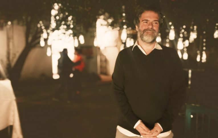 El reconocido director Sebastián Cordero minutos antes de una de las funciones de "Rabia", en el Museo de Acuarela y Dibujo Muñoz Mariño.