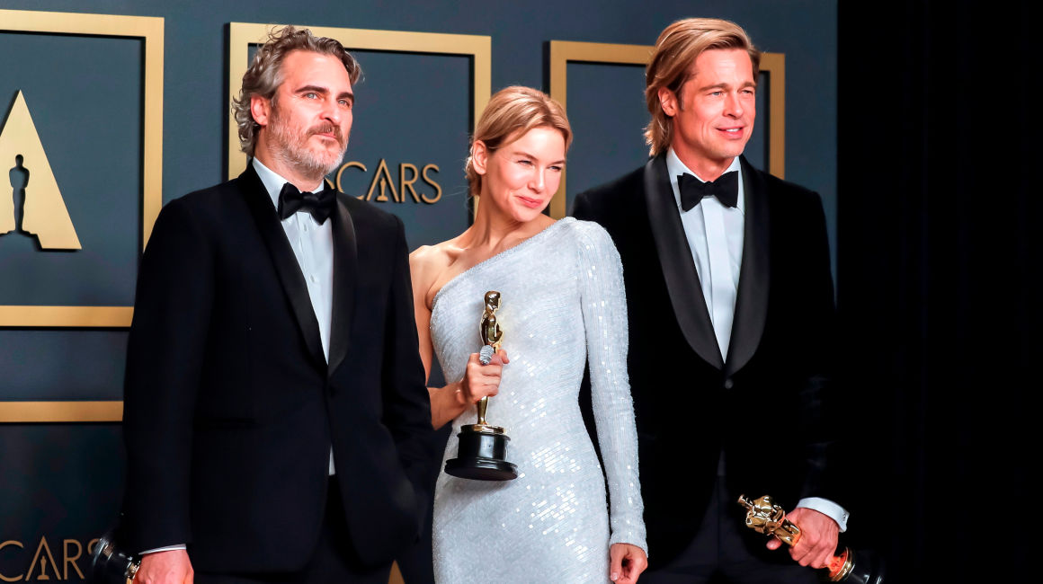 Los actores estadounidenses Joaquin Phoenix, Renée Zellweger y Brad Pitt posan en la sala de prensa con sus premios Óscar.