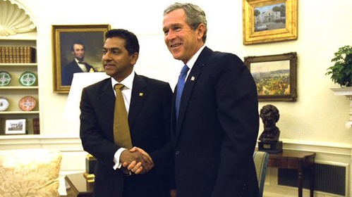Saludo entre Lucio Guriérrez y George W. Bush, en la Casa Blanca, en 2003.