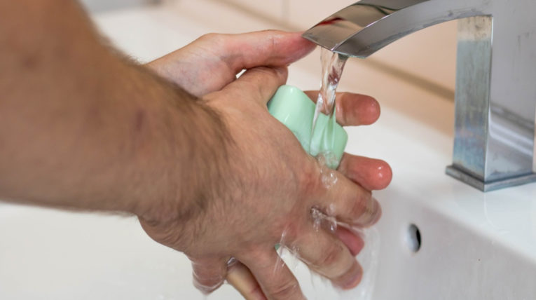 Lavarse las manos constantemente es la medida más importante para evitar el contagio con coronavirus.