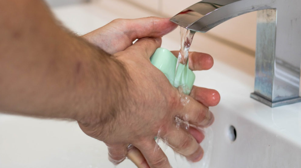 Lavarse las manos constantemente es la medida más importante para evitar el contagio con coronavirus.