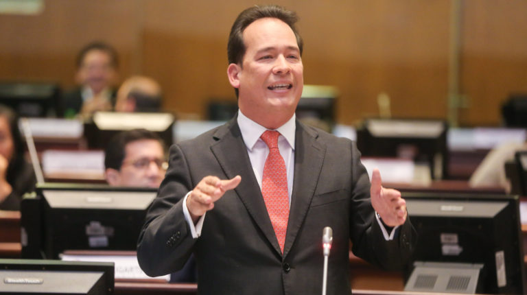 Henry Cucalón, del Partido Social Cristiano (PSC), en el pleno del Legislativo.