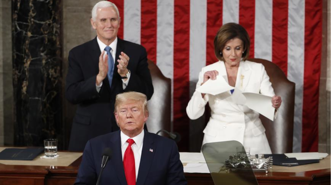 La presidenta de la Cámara Baja, Nancy Pelosi, rompe el discurso de Donald Trump.