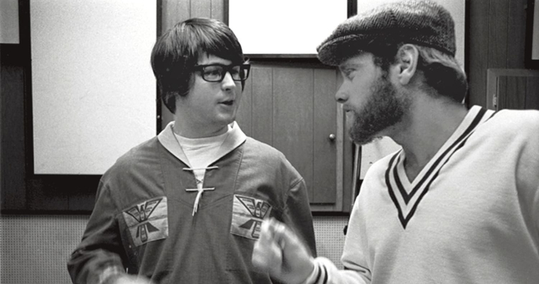 Brian Wilson y Mike Love en el estudio de grabación, en 1966.