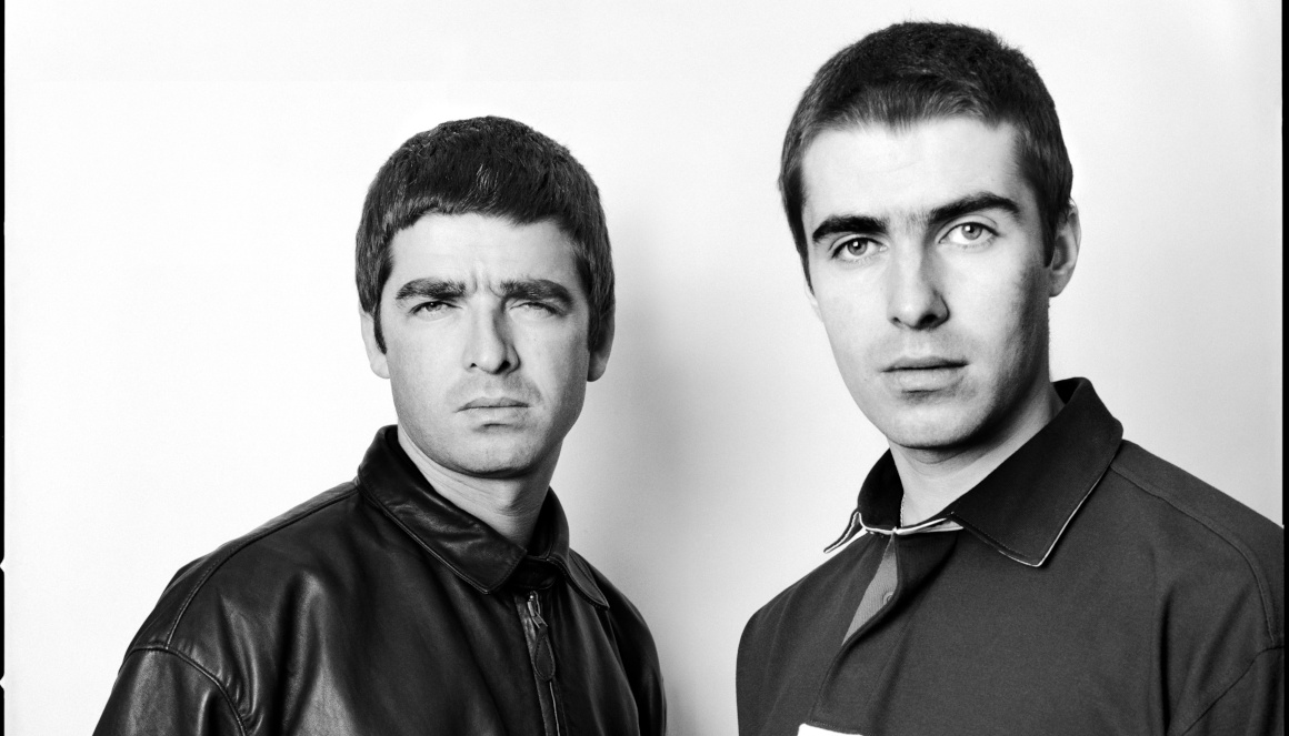Noel y Liam Gallagher en una mejor época: 1997. Sesión para el disco "Be Here now", de Oasis.