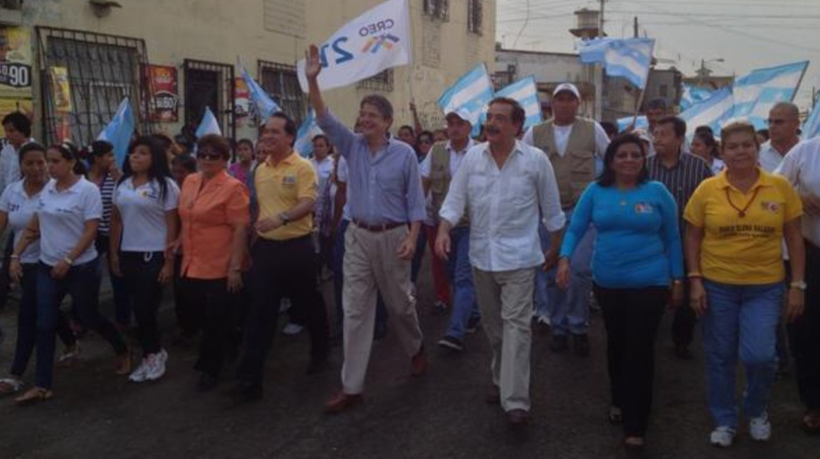 Los entonces candidato presidencial Guillermo Lasso y alcalde de Guayaquil, Jaime Nebot, en un recorrido por el Guasmo Sur, en noviembre de 2012.
