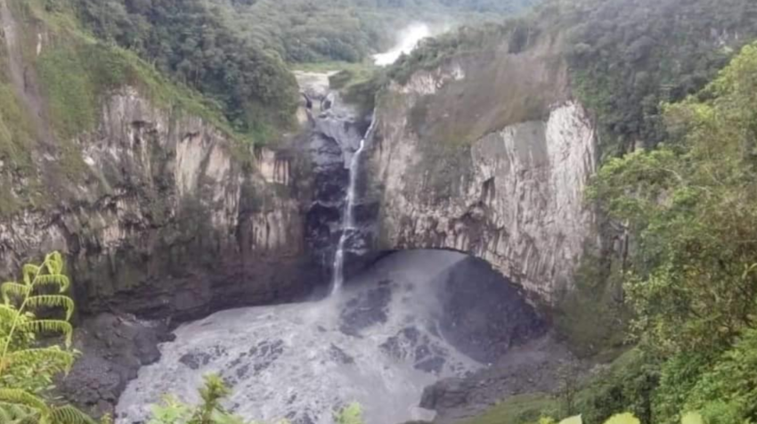 Un colapso natural ocasiona que el caudal fluya por la parte lateral de la cascada de San Rafael.