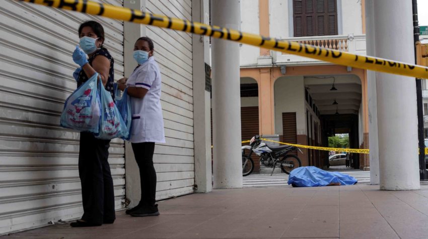 El cuerpo de una persona fallecida por coronavirus apareció en una vereda de Guayaquil el 31 de marzo de 2020.