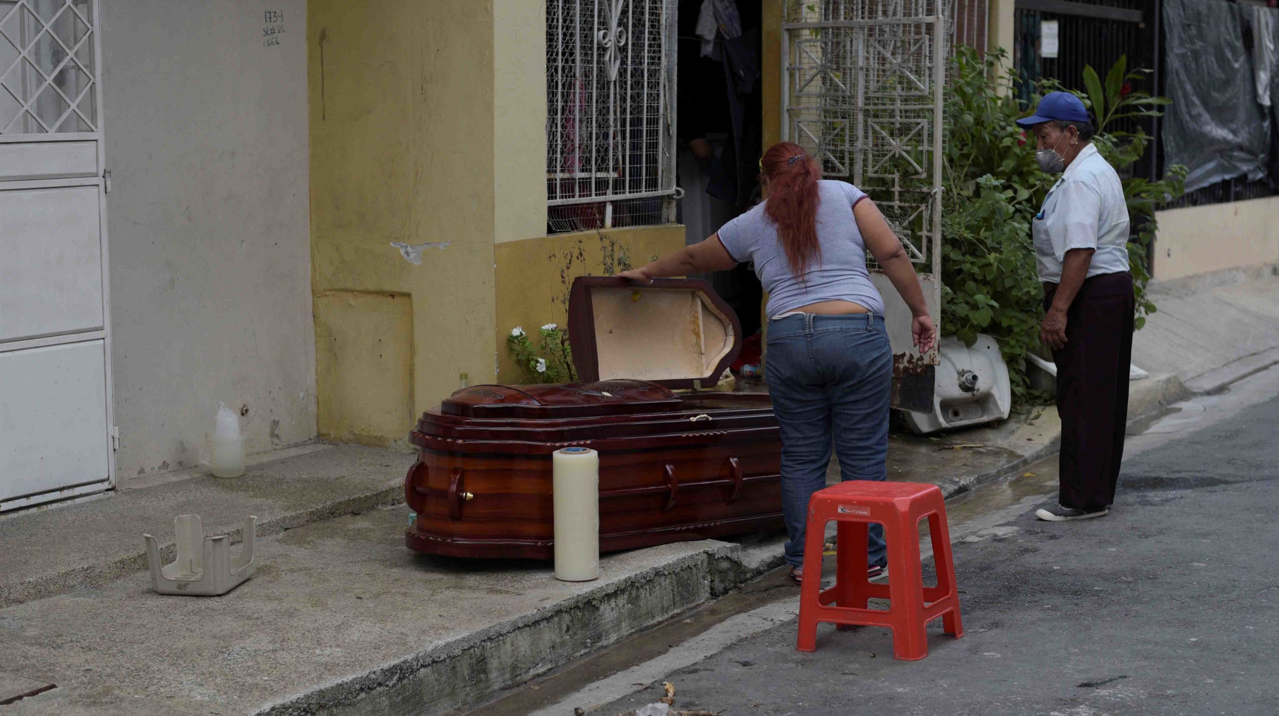 Féretros A woman looks into a coffin holding the dead body of her mother after she died at home yesterday, during the outbreak of the coronavirus disease (COVID-19), in Guayaquil