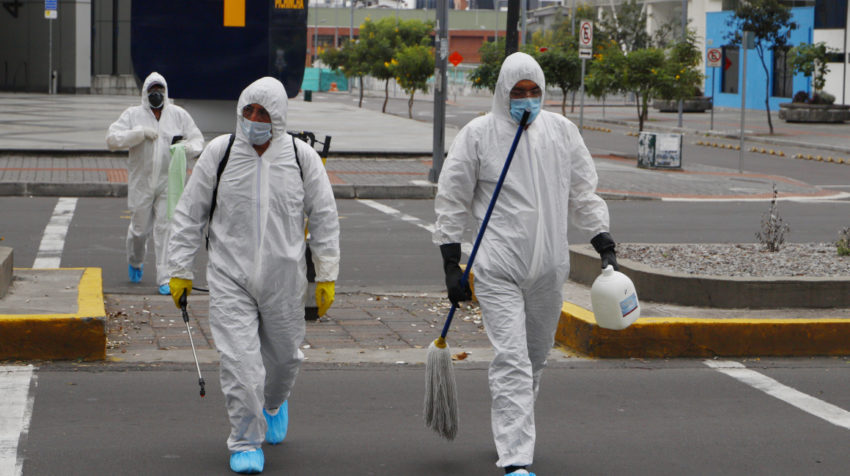 Este ha sido el panorama en Quito, cada vez más frecuente, debido al coronavirus. Imagen de personal encargado de desinfectar distintas áreas en el norte de la ciudad.