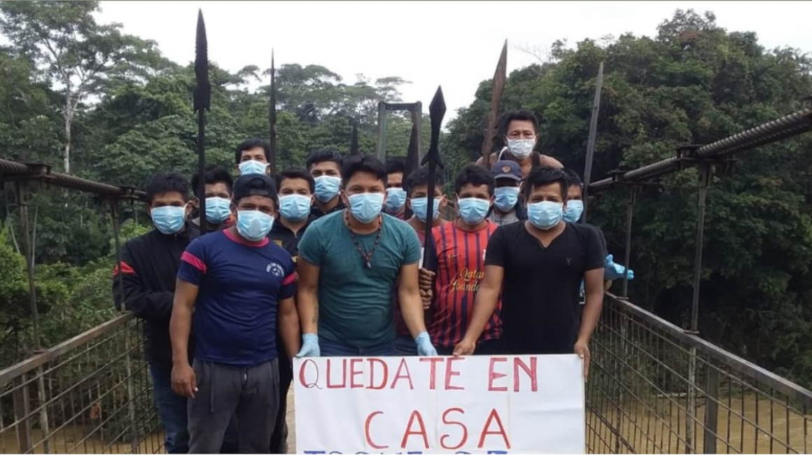 En la parroquia Montalvo (Pastaza), en la zona fronteriza con Perú, el grupo de seguridad de la nacionalidad Andwa controla el ingreso a la comunidad para prevenir el Covid-19, el 29 de marzo de 2020.