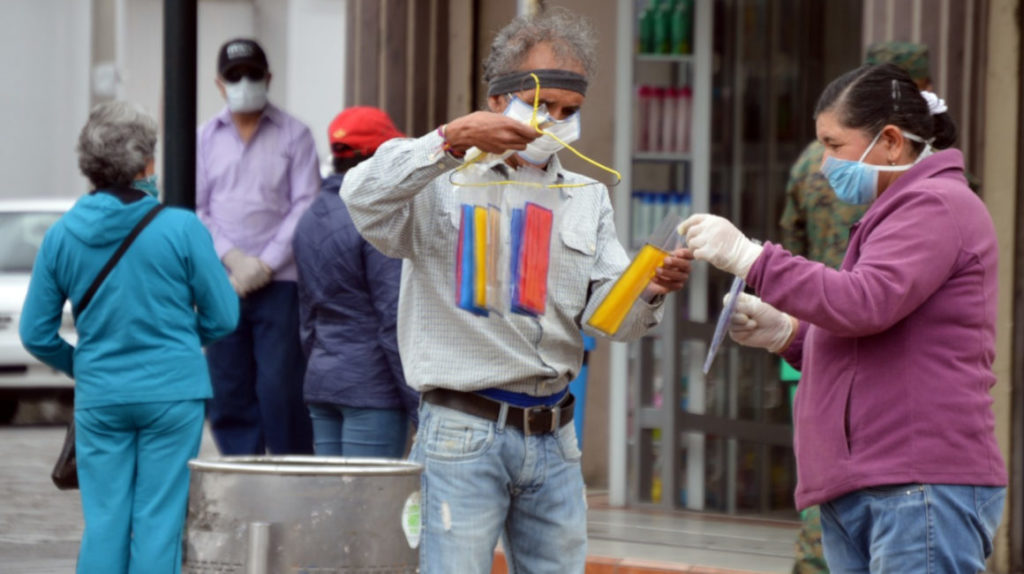 En Ecuador, el uso de mascarillas en espacios públicos se vuelve obligatorio