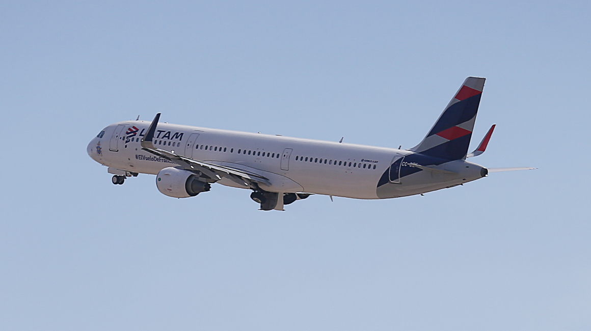 La aerolínea Latam es una muestra de la crisis en el transporte aéreo. Redujo sus rutas internacionales a Santiago, Sao Paulo y tres ciudades de Estados Unidos.