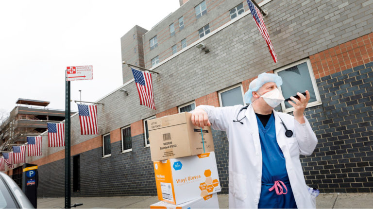 Un médico descansa afuera de un hospital de Nueva York, el epicentro de casos de coronavirus en Estados Unidos, el 31 de marzo.