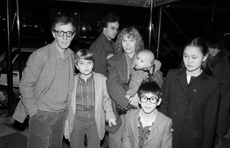 Woody Allen y Mia Farrow, en mediados de los 80, en compañía de los niños Fletcher, Dylan (en brazos de Mia), Moses y Soon-Yi.