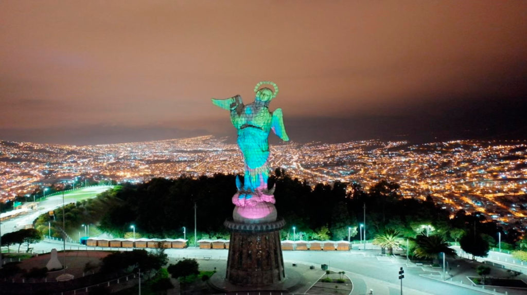 La virgen de El Panecillo rinde homenaje a los ecuatorianos que combaten el coronavirus