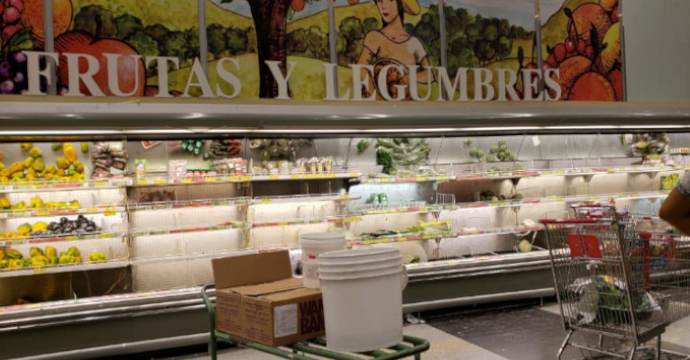 Tras la declaratoria de emergencia sanitaria, la primera reacción del consumidor fue volcarse a los supermercados. 