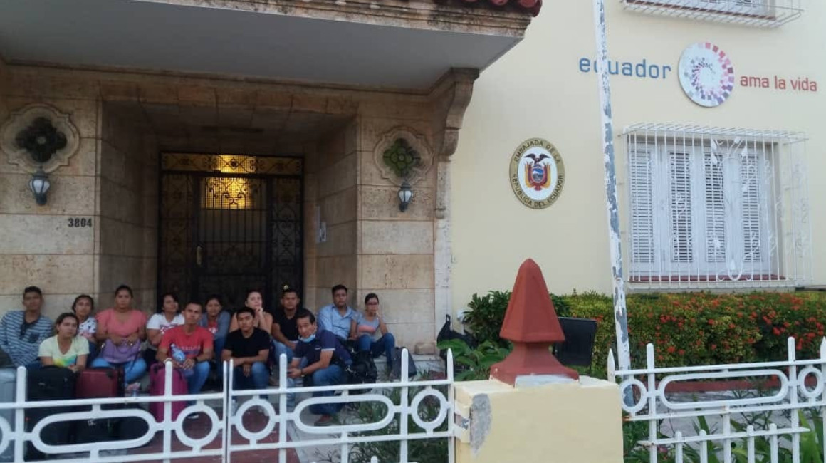 Grupo de 15 estudiantes ecuatorianos que viajaron a Cuba a hacer una pasantía y quedaron varados, esperando afuera de la Embajada cerrada en La Habana, el 24 de marzo.