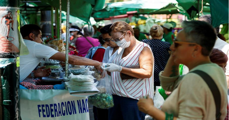 Ciudadanos acuden a un mercado local en la Ciudad de México, el 23 de marzo. 