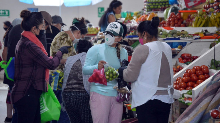 Los usuarios usan mascarillas para prevenir contagios en el mercado 12 de Abril de Cuenca, el 23 de marzo de 2020.