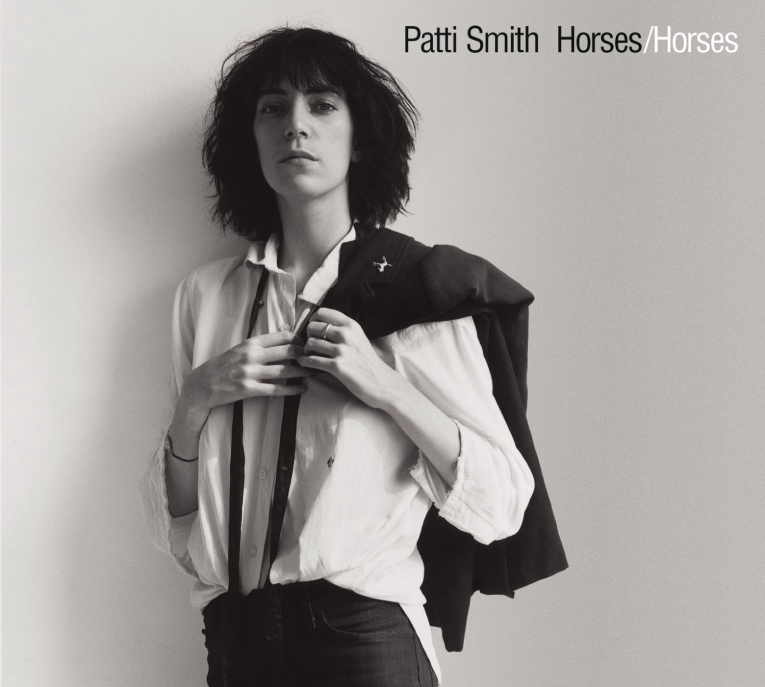 La foto de Patti Smith, en la portada de su primer disco, fue hecha  por Robert Mapplethorpe.