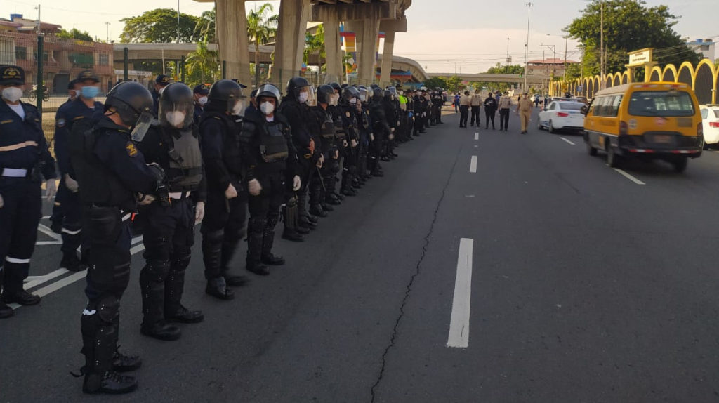 Militares ingresan a barrios de Guayaquil para hacer cumplir el toque de queda