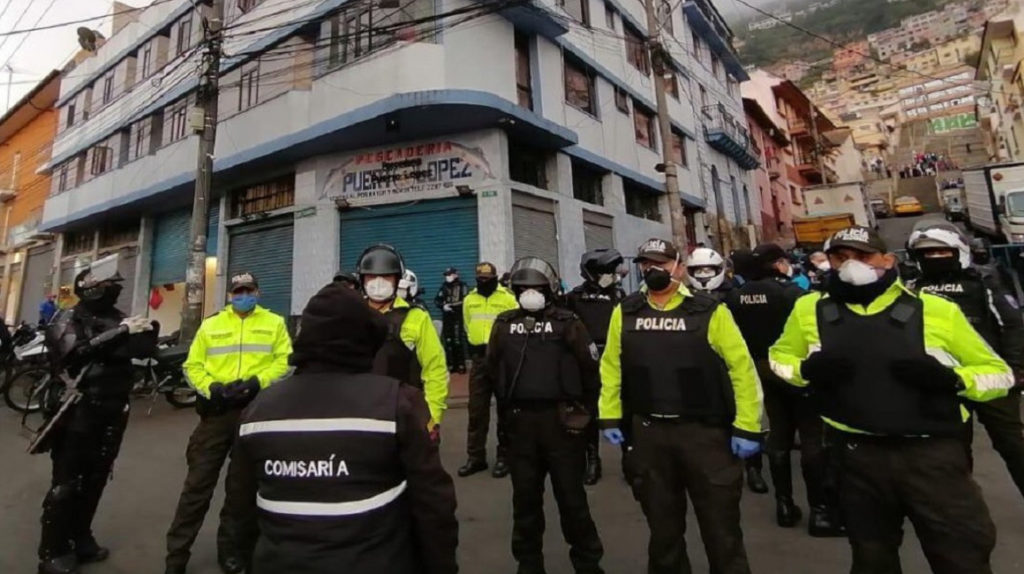 Desalojos y enfrentamientos en el mercado de San Roque en Quito