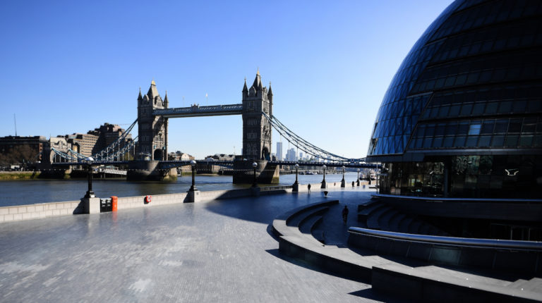 Reino UnidoAsí lucen City Hall y Tower Bridge en Londres, después de que se decretara el confinamiento en el Reino Unido, este lunes 23 de marzo.