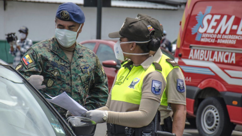 Ocho policías y siete militares ecuatorianos contagiados de coronavirus