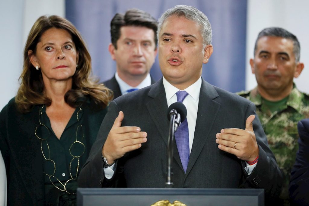 Peso colombiano cae tras renuncia de ministro y retiro de reforma