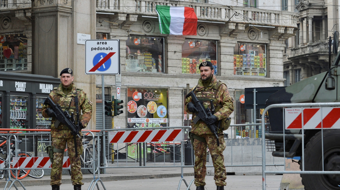 Soldados están desplegados en toda Italia, ante la pandemia por el coronavirus.
