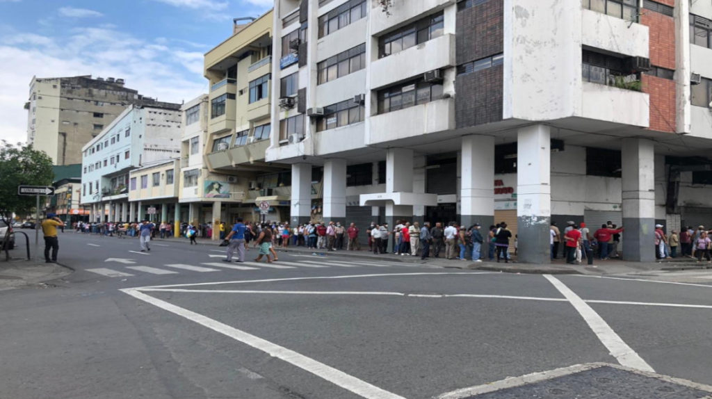 Emergencia sanitaria: largas filas y aglomeraciones persisten en Guayaquil