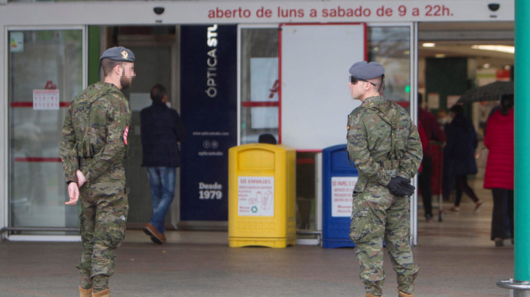 Los militares resguardan las calles de España, para que los ciudadanos cumplan las restricciones.