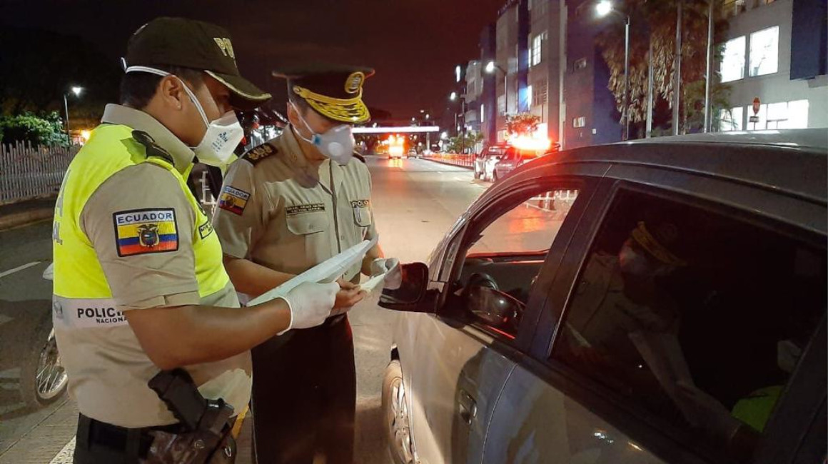 La Policía Nacional controló el cumplimiento del toque de queda en Guayaquil, la noche del 18 de marzo de 2020.