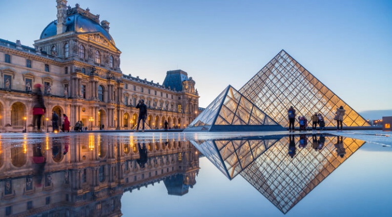 Vista exterior del Museo de Louvre, en París, Francia.